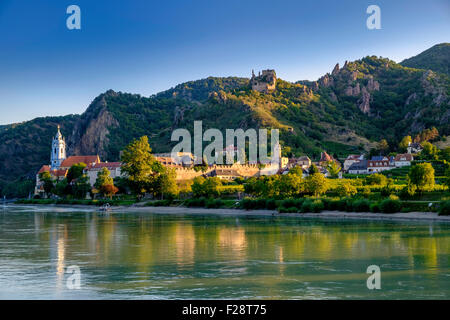 Durnstein sur les rives du Danube en Autriche dans la vallée de la Wachau.Ruines de Kuenringer château sur la colline . Clocher d'église. Banque D'Images