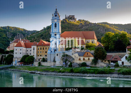 Durnstein sur les rives du Danube en Autriche dans la vallée de la Wachau.Ruines de Kuenringer château sur la colline . Clocher d'église. Banque D'Images