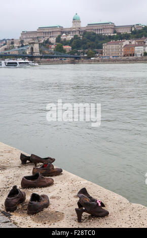 BUDAPEST, HONGRIE - 19 août 2015 : Les segments sur la rive du Danube à Budpaest Memorial, le 19 août 2015. Mémorial de l'hono Banque D'Images