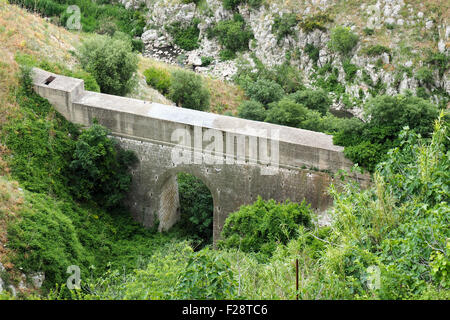 Fonctionnement de l'aqueduc le long d'un ruisseau dans un ravin. Banque D'Images