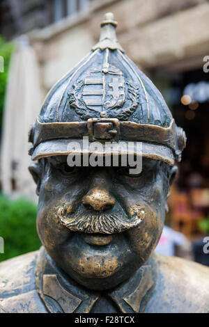 Une statue d'un policier situé le long Zrinyi Utca, à Budapest, en Hongrie. Banque D'Images