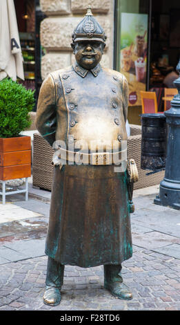 Une statue d'un policier situé le long Zrinyi Utca, à Budapest, en Hongrie. Banque D'Images