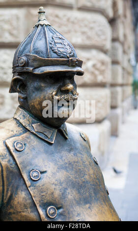 Une statue d'un policier situé le long Zrinyi Utca, à Budapest, en Hongrie. Banque D'Images