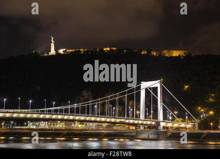 Une belle vue de nuit du pont Elisabeth avec la citadelle et Statue de la liberté en arrière-plan sur la colline Gellert en bouton Banque D'Images