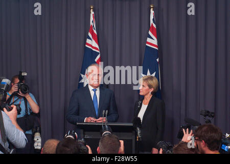 Canberra, Australie. 14Th Sep 2015. Malcolm Turnbull (L) traite d'une conférence de presse aux côtés du Ministre australien des affaires étrangères Julie Bishop à Canberra, Australie, le 14 septembre 2015. Malcolm Turnbull, ancien ministre de la communication, a remporté le parti prix bulletin de lundi soir pour remplacer Tony Abbott que le chef du parti au pouvoir, le parti libéral et, par conséquent, est de devenir le 29e premier ministre de l'Australie. © Zhao Bo/Xinhua/Alamy Live News Banque D'Images