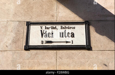 Une plaque de rue pour en Vaci Utca Budapest, Hongrie. La rue Vaci est l'une des principales rues piétonnes à Budapest. Banque D'Images