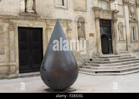 Sculpture de larme en face du Palazzo Lanfrachi. Banque D'Images