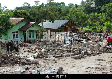 Aceh, Indonésie. 14Th Sep 2015. Enlever les débris résidents maisons endommagées par les inondations dans le village Fajar Harapan, District Timang, Bener Meriah Gajah, Province d'Aceh, en Indonésie, le 14 septembre 2015. Les crues éclair dans les hauts plateaux du centre a provoqué de fortes pluies et le débordement des rivières qui mènent à des dizaines de maisons ont été endommagées et 149 personnes déplacées. Credit : Murdani Rajuli dani/Alamy Live News Banque D'Images