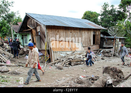 Aceh, Indonésie. 14Th Sep 2015. Les résidents ont été traversant les ruines de maisons endommagées par les inondations dans le village de l'aube de l'espoir, District Timang Bener Meriah Gajah, Aceh, Indonésie, le 14 septembre 2015. Les crues éclair dans les highlands Gayo a causé de fortes pluies et le débordement des rivières qui mènent à des dizaines de maisons ont été endommagées et 149 personnes déplacées. Credit : Murdani Rajuli dani/Alamy Live News Banque D'Images