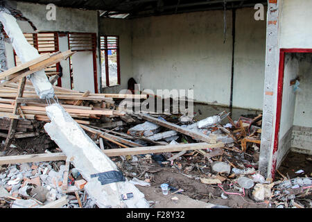 Aceh, Indonésie. 14Th Sep 2015. Les ruines de maisons endommagées par les inondations dans le village de l'aube de l'espoir, District Timang Bener Meriah Gajah, Aceh, Indonésie, le 14 septembre 2015. Les crues éclair dans les highlands Gayo a causé de fortes pluies et le débordement des rivières qui mènent à des dizaines de maisons ont été endommagées et 149 personnes déplacées. Credit : Murdani Rajuli dani/Alamy Live News Banque D'Images