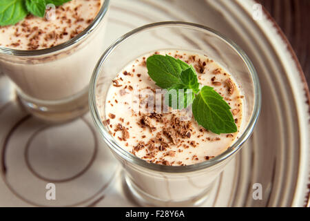 Panna Cotta au chocolat à la menthe dessert en partie verres Banque D'Images