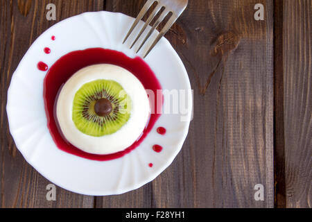 Dessert d'Halloween, l'oeil sanglant de panacotta vanille et kiwi à saveur naturelle Banque D'Images