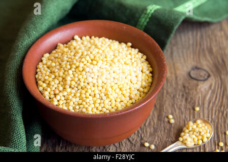 Millet bio Bol en céramique de table rustique en bois sur close up Banque D'Images