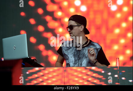 Berlin, Allemagne. 13 Sep, 2015. DJ Robin Schulz joue sur la scène pendant le festival Lollapalooza sur le terrain de l'ancien aéroport de Tempelhof à Berlin, Allemagne, 13 septembre 2015. Photo : Britta Pedersen/dpa/Alamy Live News Banque D'Images