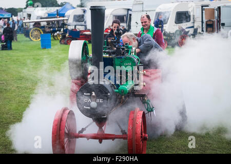 Patrick Neilson, propriétaire de "Kansas Glen' un cas modèle de machine à vapeur en conversation avec deux visiteurs à l'Essex Show, B Banque D'Images