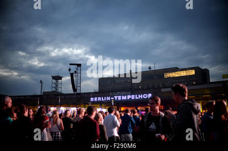 Berlin, Allemagne. 13 Sep, 2015. Les visiteurs marchent sur le terrain de l'ancien aéroport de Tempelhof pendant la Ozzfest 2005 Festival à Berlin, Allemagne, 13 septembre 2015. Photo : Britta Pedersen/dpa/Alamy Live News Banque D'Images