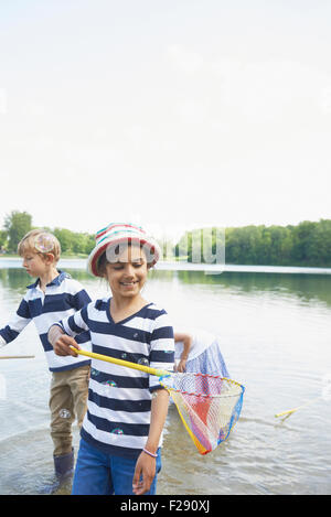 Fille avec ses amis attraper des bulles de savon avec des filets de pêche, Bavière, Allemagne, Banque D'Images