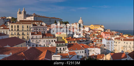 Vue sur l'Alfama district à São Vicente de Fora eglise et église Santa Engracia Lisbonne Portugal Banque D'Images