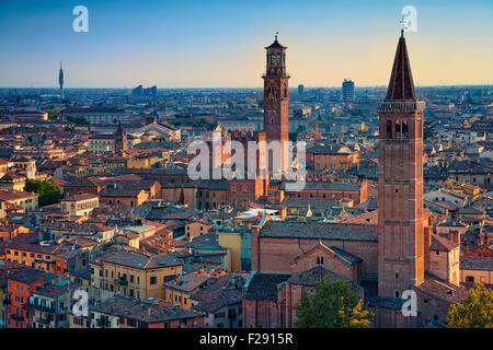 Vérone. Image de Vérone, Italie au cours de l'été le coucher du soleil. Banque D'Images