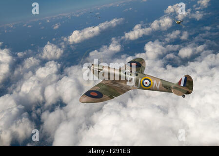 Pilote de la RAF de Sydney Charles 92 e Escadron à son Spitfire Mk I R6767 barres QJ-N en action contre Luftwaffe Messerschmitt Bf 109s. Banque D'Images