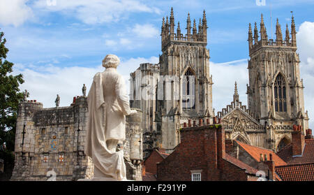 Une vue de la York Art Gallery de prendre dans le collimateur de la statue de William Etty, Bootham Bar et les tours de la cathédrale de York dans Banque D'Images