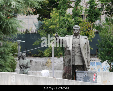 Des statues de Joseph Staline et un travailleur bannis de postes importants à Tirana pour une cour derrière la National Art Gallery. Banque D'Images