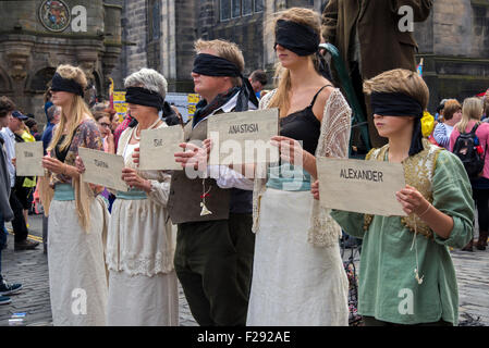 Edinburgh Fringe Festival - Livewire Theatre la promotion de leur production "Romanov" sur le Royal Mile d'Édimbourg. Banque D'Images