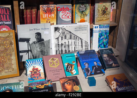 Une exposition de livres en vente dans la fenêtre d'une librairie d'occasion, Édimbourg, Écosse. Banque D'Images