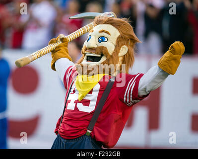 Santa Clara, CA. Sep, 2015 3. San Francisco 49ers mascot Sourdough Sam cheers l'équipe sur le terrain avant la NFL football match entre les San Diego Chargers et les San Francisco 49ers à Levi's Stadium à Santa Clara, CA. Les Niners défait les Chargers 14-12. Damon Tarver/Cal Sport Media/Alamy Live News Banque D'Images