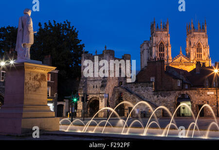 Une soirée vue depuis la galerie d'Art de New York en passant par les curiosités de la statue de William Etty, Bootham Bar et les tours de New York Mi Banque D'Images