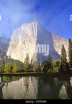 El Capitan s'élève au-dessus de la rivière Merced Yosemite Valley et sur un début de septembre matin dans Yosemite National Park, Californie Banque D'Images