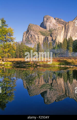 Les falaises abruptes de la vallée de Yosemite s'élever au-dessus de la rivière Merced et Yosemite Valley sur un début de septembre matin dans Yosemite National Park, Californie Banque D'Images