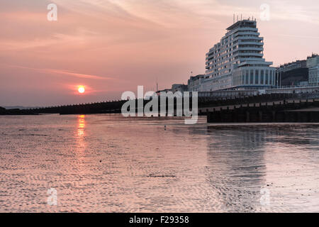 Marine Court, un art déco 1930 buildiing au coucher du soleil à St Leonards on Sea, East Sussex, Angleterre Banque D'Images