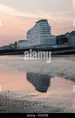 Marine Court, un art déco des années 30 reflète buildiing à marée basse à St Leonards on Sea, East Sussex, Angleterre Banque D'Images