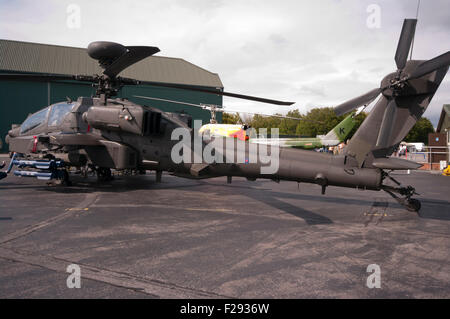 Vue latérale d'une armée britannique Boeing AH-64 Apache Helicopter Banque D'Images
