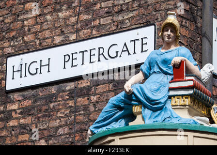 La plaque de rue pour haute Petergate à York avec une statue de Minerve - la déesse de la sagesse et de l'apprentissage. La statue est un remin Banque D'Images