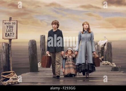 LEMONY SNICKET'S A SERIES OF UNFORTUNATE EVENTS 2004 film avec de gauche à droite : Liam Aiken, Shelby Hoffman, Emily Browning Banque D'Images