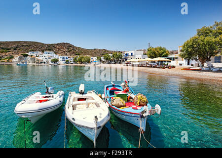 Bateaux de pêche dans le port de Psathi à Kimolos, Grèce Banque D'Images