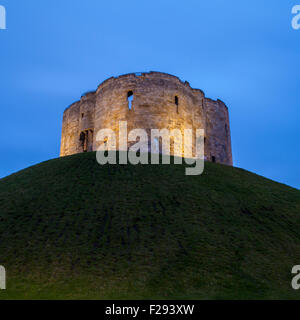 Historique La tour de Clifford à York, en Angleterre. Banque D'Images