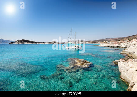 Bateaux dans les eaux émeraude de Prassa à Kimolos, Grèce Banque D'Images