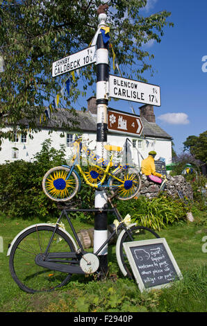 Petit vélo jaune et bleue décorée par panneau extérieur de Greystoke, sur la route de Cafe Cycle Cycling Tour de France Septembre 2015 Banque D'Images