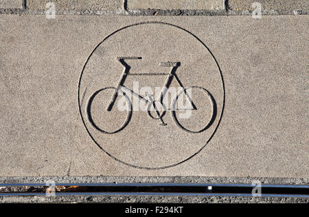 Une piste cyclable ouvrir la chaussée. Banque D'Images