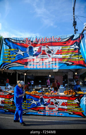 Stand alimentaire au Fiesta Boricua dans le 'quartier' Humboldt Park Chicago, Illinois. (Festival de Porto Rico) Banque D'Images