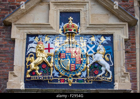 Les armoiries du roi Charles I au-dessus de l'entrée de King's Manor à York, en Angleterre. Banque D'Images