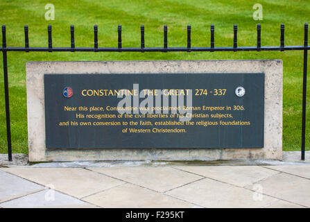 Une plaque indiquant où Constantin le Grand est proclamé empereur romain à York, en Angleterre. Banque D'Images