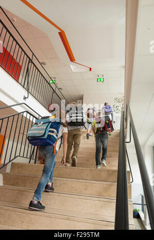 Vue arrière de l'école les élèves à monter dans les escaliers, Munich, Bavière, Allemagne Banque D'Images