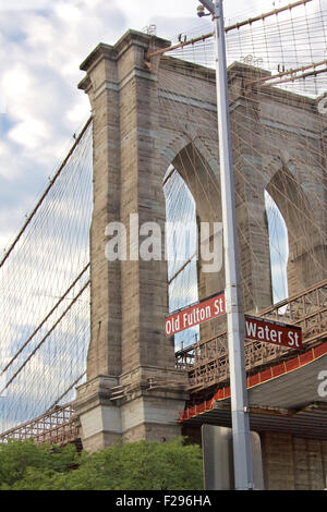 Pont de Brooklyn tower vu de l'angle de la vieille Fulton St et de l'eau St à Brooklyn, NY, USA. Banque D'Images