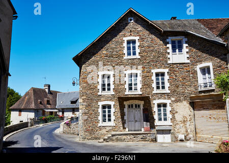 Bâtiments dans le village de Ségur-le-Château, Limousin, Corrèze, France. Banque D'Images