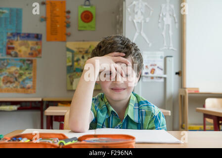 Bored schoolboy in classroom, Munich, Bavière, Allemagne Banque D'Images