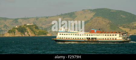 Ferry Boat appelé "Barca" dans la baie de Guanabara, Rio de Janeiro, Brésil Banque D'Images